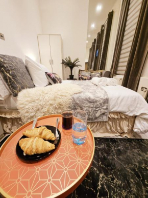 Monroe - Entire Studio in Central London - Prime Location